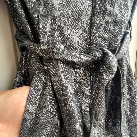 White House Black Market Animal-Print Foil Shirt Dress Size 2P - Picture 10 of 12